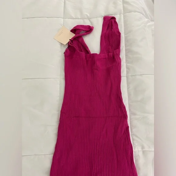 Catey Dress in Fuchsia
superdown - Picture 3 of 7